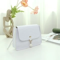 Mini bolso cuadrado blanco con textura de cocodrilo y elegante colgante de perla - Blanco