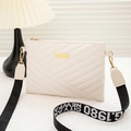 Sac bandoulière matelassé blanc crème avec une large sangle tendance imprimée de lettres - Blanc