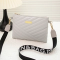 Petit sac à bandoulière matelassé gris clair avec sangle large et boucle dorée - Gris