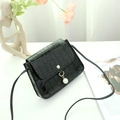 Bolso pequeño negro con textura de cocodrilo, colgante de perla y herrajes dorados - Negro