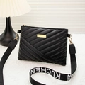 Sac bandoulière matelassé noir avec détails dorés et large bandoulière à logo tissé - Noir