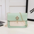 Kleine mintgrüne und beige Umhängetasche mit goldenem Kronen-Anhänger und Kette - Grün