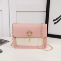 Sac bandoulière rose et beige avec couronne dorée et bandoulière chaîne - Rose