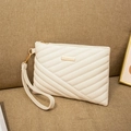 Pochette matelassée crème en similicuir avec détail en métal doré et dragonne chic - Blanc