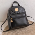 Dettaglio mini zaino in ecopelle nera trapuntata con rifiniture in metallo dorato - Nero