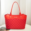 Bolso tote rojo acolchado con logo dorado y remaches para un look elegante - Rojo
