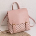 Détail du sac à dos rose à monogramme avec boucle dorée et rabat texturé - Monogramme Rose