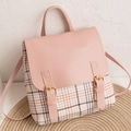 Détail du rabat en cuir rose et du tissu à carreaux beige sur un petit sac à dos - Carreaux Roses