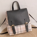 Détail d'un sac à dos vintage à carreaux avec rabat en similicuir et boucle dorée - Carreaux Noirs