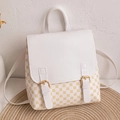 Détail du sac à dos blanc avec imprimés ronds jaunes et boucles dorées sur un tapis tissé - Monogramme Blanc