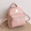 Mini zaino in ecopelle rosa trapuntata con ciondoli dorati e tasca frontale con zip - Rosa