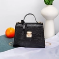 Sac à main noir à motif crocodile élégant avec fermoir doré et bandoulière chaîne - Noir