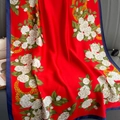 Detail van een rode satijnen sjaal met witte rozenprints en gouden kettingpatronen - 180*90CM / Camelia Rood