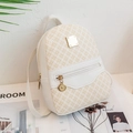 Mochila pequeña crema para mujer con estampado de monograma y placa metálica de moda - Monograma Contraste De Letras (Blanco) / Monograma Blanco