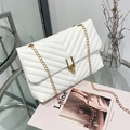 Borsa a tracolla bianca trapuntata a V con catena dorata e fibbia a U su tavolo di vetro - Bianco