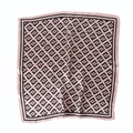 Foulard quadrato in raso rosa con motivi geometrici neri in vista piana piatta - Rosa