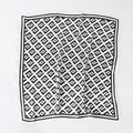 Elegante foulard quadrato in raso 60x60cm con stampa geometrica a lettere dorate - Bianco