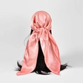 Carré de soie en satin rose porté en foulard avec une texture lisse et brillante - 90x90cm / Rose