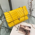 Borsa a tracolla giallo brillante con trapuntatura a V, catena d'oro e chiusura a U - Giallo