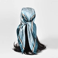Blaues Satin-Seidentuch für Damen mit Paisley-Muster, gestylt als Retro-Kopftuch mit Rahmen - Himmelblau