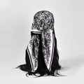 Klassisches schwarz-weißes Satin-Vierecktuch mit Paisley-Muster als Kopftuch - Schwarz