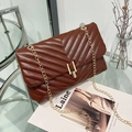 Borsa a tracolla in pelle marrone con trapuntatura a V, catena d'oro e chiusura a T - Marrone