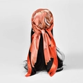 Foulard en soie vintage avec motifs floraux orange et noir noué en bandeau français - 90x90cm / Rouge Orangé