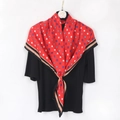 Sciarpa quadrata in cotone e lino con motivo geometrico rosso su top in maglia nera - Rosso