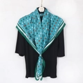 Sciarpa in cotone e lino blu lago con motivi geometrici e fibbia dorata - Verde