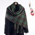 Sciarpa a quadri verde e marrone con frange su un blazer nero per un look invernale - Verde Elegante