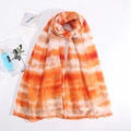 Détail de l'écharpe légère en lin tie-dye orange et blanc drapée sur un magazine - Orange Blanc Dégradé (Style #6)