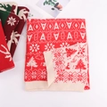 Dettaglio di sciarpa natalizia in maglia con motivi festivi a fiocchi di neve e jacquard - Renna rossa