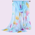 Eleganter hellblauer Chiffon-Schal mit bunten Ginkgoblatt-Mustern für Damen - Standard / Hellblau