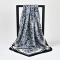 Marineblauer Satin-Viereckschal mit Paisleymuster und schwarz gestreiftem Rand - Marineblau