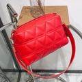 Sac oreiller matelassé rouge avec coutures triangulaires et chaîne dorée - Rouge