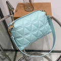 Sac oreiller matelassé bleu clair avec chaîne dorée et motif triangulaire texturé - Bleu
