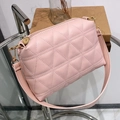 Sac à main rose matelassé avec bandoulière dorée et design élégant en forme d'oreiller - Rose