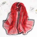 Dettaglio di sciarpa in chiffon a fiori rossi con bordo a contrasto bianco e nero elegante - 160*50CM / Nero Rosso