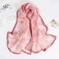 Dettaglio di sciarpa in chiffon con motivi floreali rosa e cuciture rosse sui bordi - 160*50CM / Rosa antico