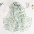 Sciarpa leggera in seta georgette a fiori verde chiaro esposta su riviste d'arte - 160*50CM / Verde Fresco