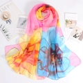 Leichter Chiffonschal mit buntem Blumenmuster für Sonnenschutz und elegante Strandmode - Lykore - Rosa Blau