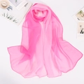 Gros plan sur une écharpe en mousseline rose vif avec des bords roulés délicats - Rose Fuchsia Dégradé (Style 1)