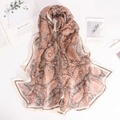 Elegante sciarpa in georgette con stampa paisley arancione e marrone per protezione solare - Paisley Cachi