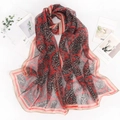 Sciarpa leggera in georgette con stampa paisley rossa e nera e bordi geometrici retrò - Rosso Paisley