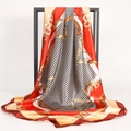 Sciarpa di seta 90cm da donna con stampa pied-de-poule rossa e catene dorate - Marrone