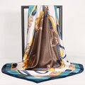 Foulard di seta 90cm con stampa pied-de-poule e catene appeso a una cornice nera - Verde petrolio