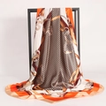 Foulard di seta 90cm con stampa pied-de-poule e catene su rack metallico - Arancione