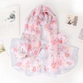 Dettaglio di sciarpa in chiffon floreale con stampe di petali e orlo delicato - Rosa Floreale