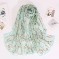 Elegante bufanda de gasa verde menta con estampado floral para mujer sobre fondo blanco - Verde fresco