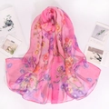 Leichter Georgette-Seidenschal in Pink mit Blumenmuster als Sonnenschutz und Strandtuch - Rosa